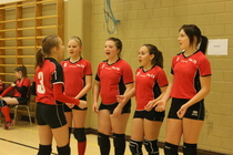 D-tyttöjä vuonna 2013 - Ada istumassa sekä ottelunsa lopettaneet Mirja, Senni, Aksu, Kia ja Viivi