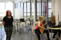 Ada, Anna-Mari ja Senni esiintymisvuorossa