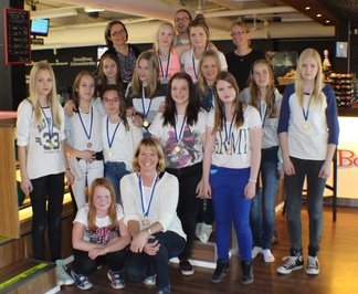 Aluemitaleja juhlistettiin keilailun ja kakun merkeissä keväällä 2014