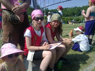 Anna-Mari ja Oona kirjuroimassa ja Alina avustamassa