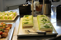 Kahvipöytä oli katettu koreaksi