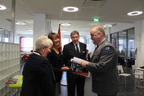 Puolustusvoimien tervehdystä vastaanottamassa Armi Backman, Tiina Hurttala ja Risto Anttila