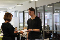 Akseli Lankinen vastaanottamassa stipendiään