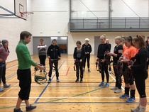 Ensin opastusta Keudan opejen toimesta