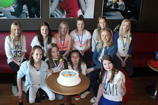 Aluemitaleja juhlistettiin keilailun ja kakun merkeissä keväällä 2014