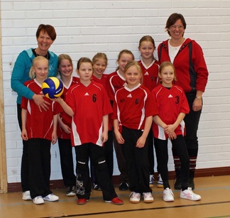 Keväällä 2011 - Tiina ja Tarja sekä tytöt eli Anna-Mari, Ella, Ada, Noora, Oona, Senni, Lotta ja Mirja