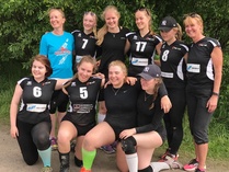 Nina, Anna-Mari, Saara, Emma, Senni ja Tiina sekä alarivissä Ada, Anna, Aksu ja Oona