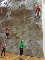 Anna vasemmalla ja Jessica oikealla